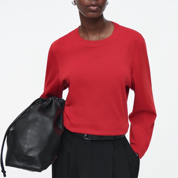 Red sweater - Picture 1 of 6